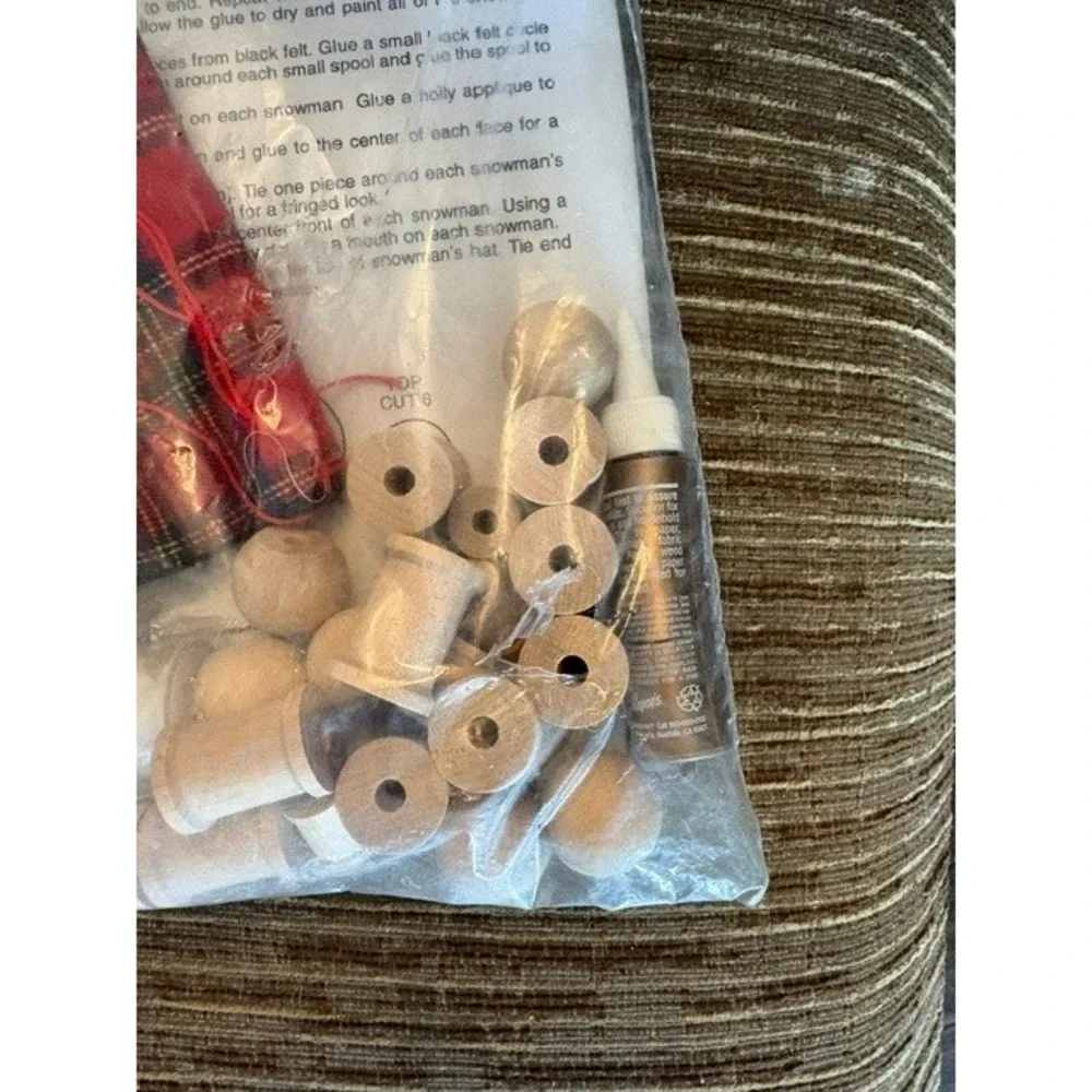 Mary Maxim Wooden Spool Snowman Ornaments Kit 7744 Vintage Holiday Craft Makes 6